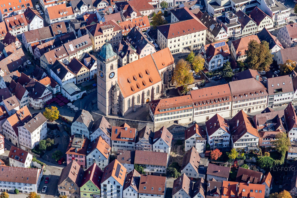 Luftbild: Stadtkirche St. Laurentius im Altstadt- Zentrum der Innenstadt in Nürtingen im Bundesland Baden-Württemberg in Deutschland. Foto: IMG_119239.jpg vom 14.10.2019 durch Werner Riehm/FLY-FOTO.de