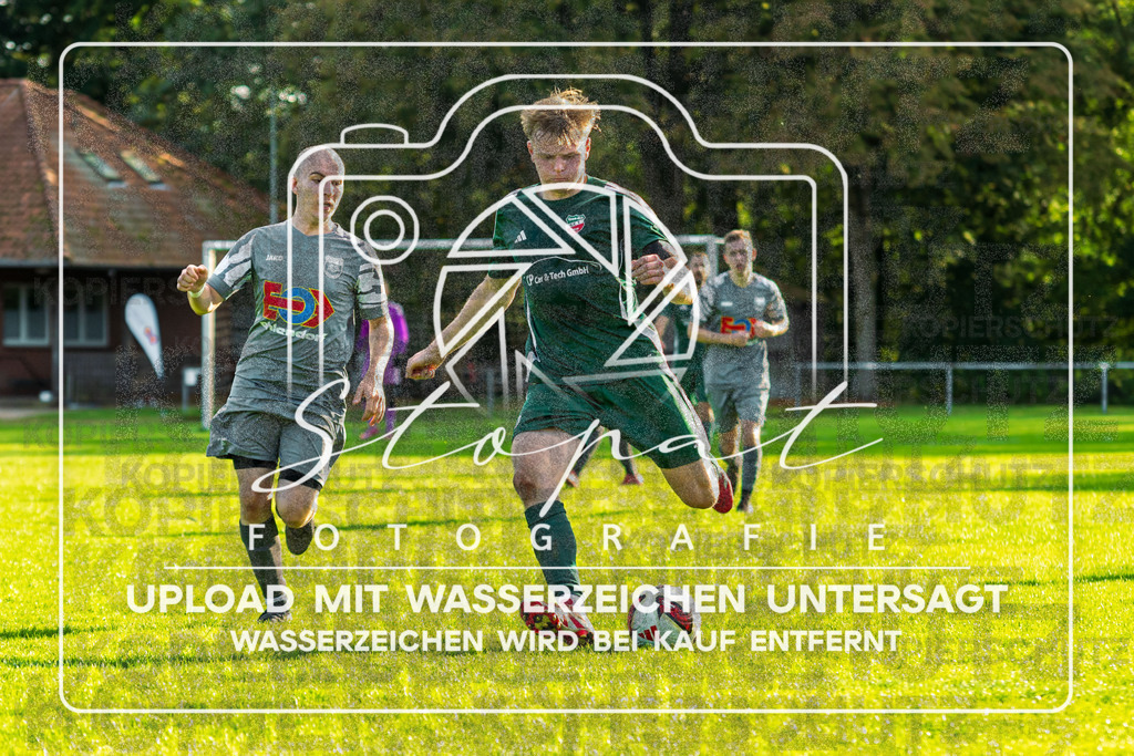 261004-HMKSCT-0028 | v.l. Simon Härter (Heidmark #17), Michel Von-Elling (SC Tewel #10);Kreisliga Herren HK - Heidmark vs. SC Tewel am 04.10.26 in Heidmarkstadion, Bad Fallingbostel - Realisiert mit Pictrs.com