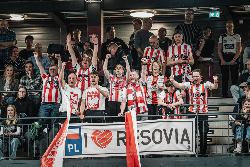 Volleyball | Herren | Saison 2023/2024 | CEV Volleyball Cup 2024 Finale | SVG Lüneburg (GER) vs. Asseco Resovia Rzeszow (POL) | 12.03.2024 | Die Fans von Asseco Resovia Rzeszow jubeln