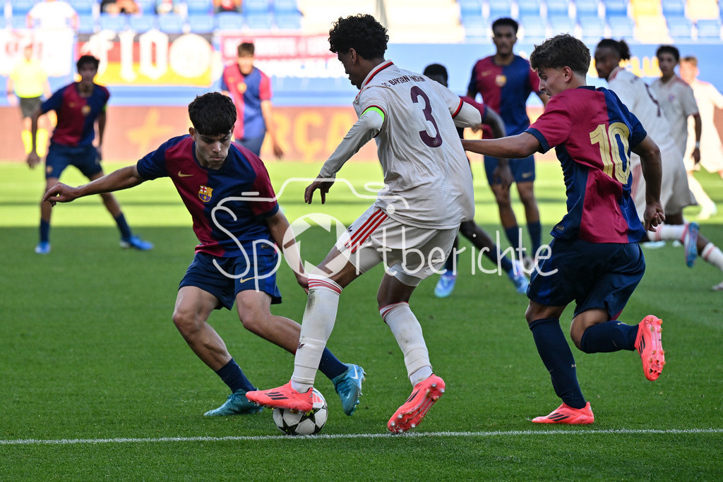 FC Barcelona U19 - FC Bayern München U19 | Adam AZNOU (FCB #3) im Duell am gegnerischen Strafraum / UEFA Youth League: FC Barcelona U19 - FC Bayern München U19, Estadi Johan Cruyff am am 23.10.2024