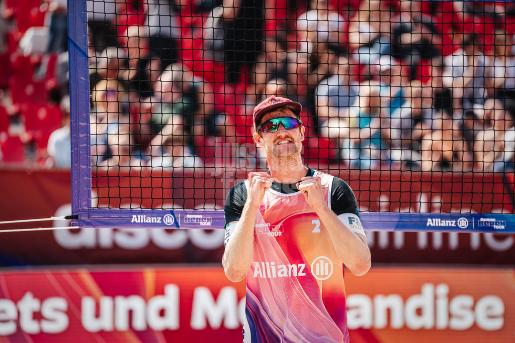 Beachvolleyball | Männer | German Beach Tour 2024 | Tourstop Düsseldorf | 18.05.2024 | Yannick Harms jubelt und reißt die Arme in die Luft