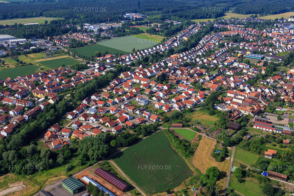 Luftbild: Am Altbach in Herxheim bei Landau im Bundesland Rheinland-Pfalz in Deutschland. Foto: IMG_081004.jpg vom 14.06.2015 durch Werner Riehm/FLY-FOTO.de
