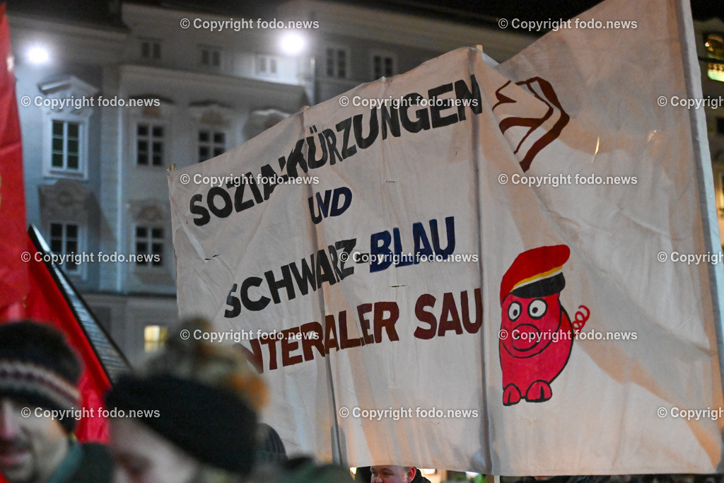 Demonstration Linz gegen rechts_ gegen Burschenbundball_ 04.02.2023-16 | 04.02.2023, Linz, AUT, DemonstrationLinz gegen rechts, gegen Burschenbundball im Bild Kundgebungsteilnehmer, Demonstranten, Transparente, Plakate