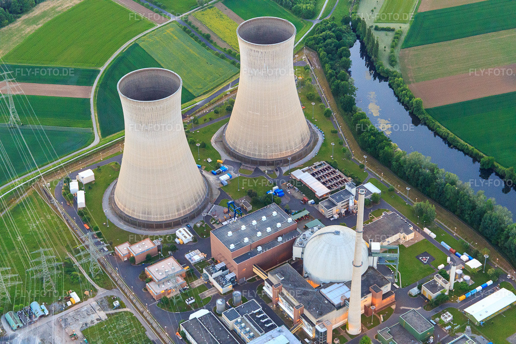 Luftbild: Kühltürme und Reaktorkuppel des Kernkraftwerk Grafenrheinfeld der Preussenelektra GmbH bei Sonnenuntergang in Grafenrheinfeld im Bundesland Bayern in Deutschland. Foto: IMG_099973.jpg vom 25.05.2017 durch Werner Riehm/FLY-FOTO.deWWW.PREUSSENELEKTRA.DE