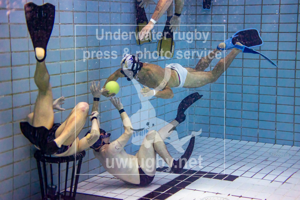 GER, USZ Zürich (Schweiz) vs. FIRS Folrenz (Italien) , Herren, , Unterwasser-Rugby, Champions Cup 2024, 24.11.2024 | Paolo Battoccolo (FIRS, #37) beim Angriff auf das Tor das Schweizer Meisters. Matthias Amberg (USZ Zürich, #25) versucht den Angriff abzuwehren. - Realisiert mit Pictrs.com