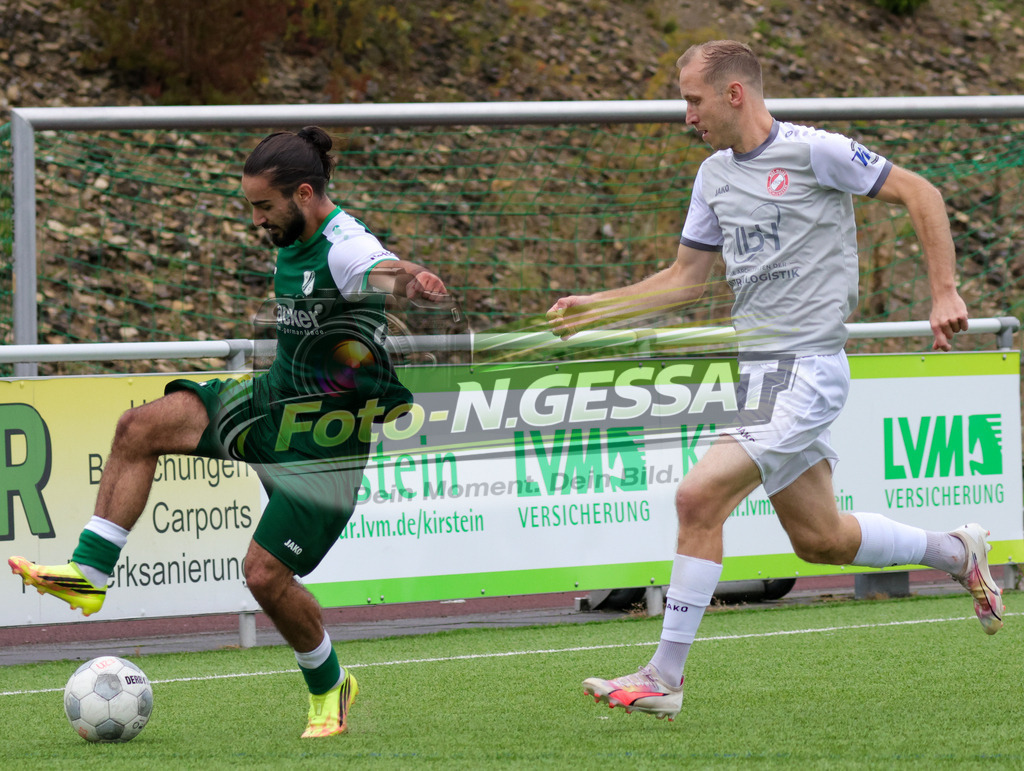 SV Rödinghausen II - FC RW Kirchlengern | Auf dem Bild zu sehen: ; grün SV Rödinghausen II: Arda Ermis ; grau FC RW Kirchlengern: Niklas Wüllner SV Rödinghausen II, FC RW Kirchlengern, Saison 26/27, Westfalenliga, Rödinghausen, Deutschland - Realisiert mit Pictrs.com