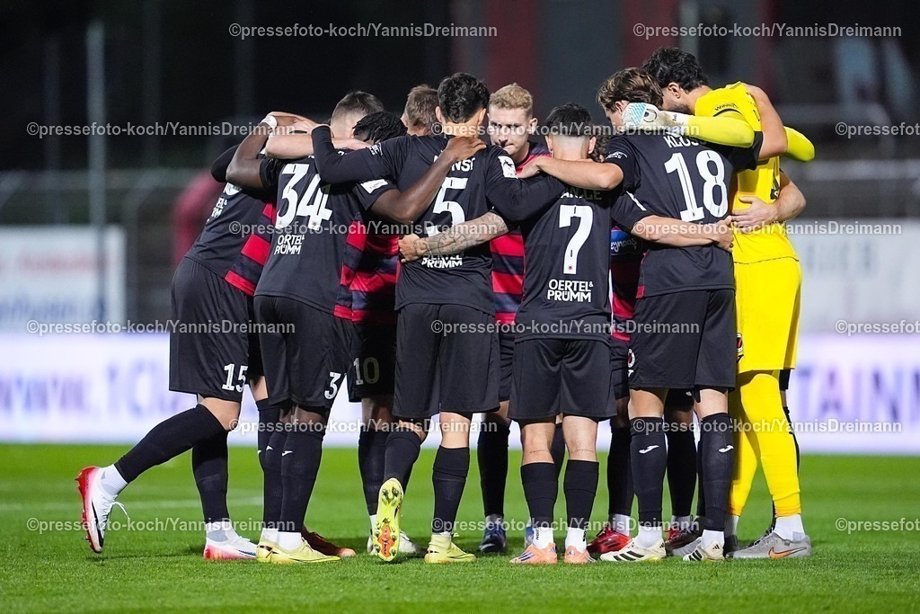 xYDR31102501099 | 31.10.2025, xydrx, Fußball, 3.Liga, FC Viktoria Köln - FC Ingolstadt 04, Saison 2025 2026, Sportpark Höhenberg: Die Spieler vom FC Viktoria Köln bilden einen Kreis  DFB regulations prohibit any use of photographs as image sequences and or quasi-video.
