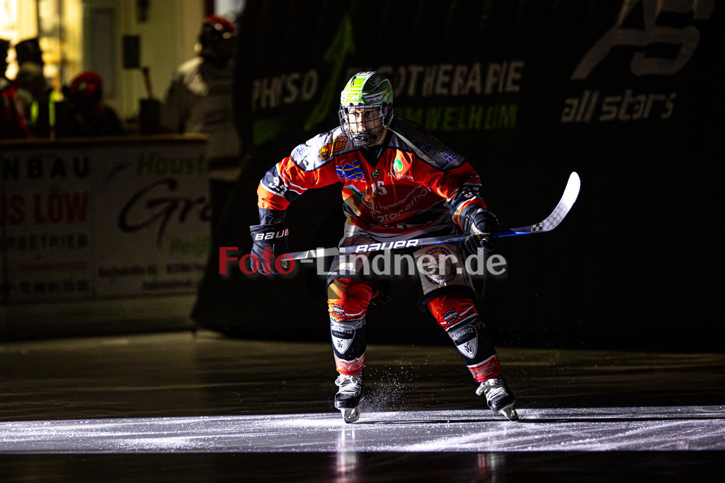 TSV Peißenberg MINERS gegen EHC Königsbrunn PINGUINE | Eishockey Bayernliga Herren Playoffs Viertelfinale 2024/25 - Spiel 4 von 7, TSV Peißenberg MINERS gegen EHC Königsbrunn PINGUINE, 20250216,Moritz BIRKNER (MINERS 95) beim Einlauf, Eröffnung,2025-02-16 in Peißenberg (Eisstadion Peißenberg)Moritz BIRKNER (MINERS 95)Copyright: WolfgangxLindner foto-lindner.de