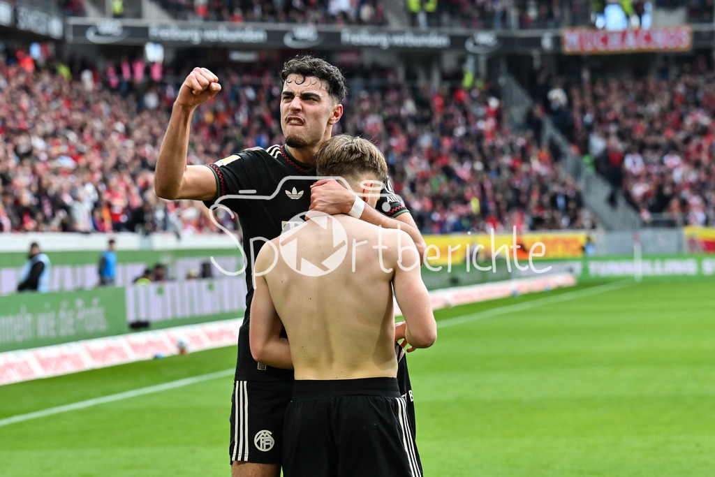 SC Freiburg - FC Bayern München | FREIBURG, GERMANY - 04. APRIL: Jubel der Bayern nach dem Treffer zum 2-3 durch Lennart KARL (FC Bayern Munich 42) / Tor / Torschuetze / Freude / Happy / während dem Bundesligamatch zwischen dem SC Freiburg und dem FC Bayern München am 28. Spieltag im Europa-Park Stadion / DFL REGULATIONS PROHIBIT ANY USE OF PHOTOGRAPHS AS IMAGE SEQUENCES AND/OR QUASI-VIDEO