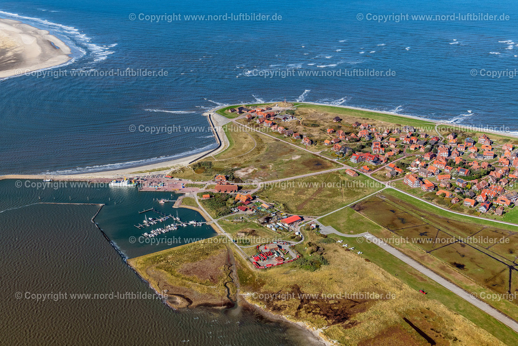 Baltrum_ELS_6390091022 | BALTRUM 09.10.2022 Ortsansicht der Straßen und Häuser der Wohngebiete von West- und Ost- Dorf auf der Nordsee- Insel Baltrum im Bundesland Niedersachsen. Weiterführende Informationen bei: Nordseeheilbad Insel Baltrum. // Town View of the streets and houses of the residential areas in Ostdorf and Westdorf on the North Sea island Baltrum in the state Lower Saxony. Further information at: Nordseeheilbad Insel Baltrum. Foto: Martin Elsen