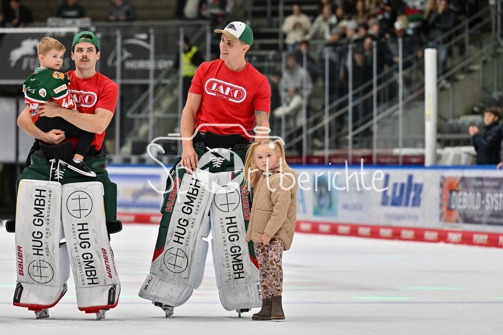 Augsburger Panther - Kölner Haie | die Augsburger Panther feiern zusammen mit den Fans den Heimsieg gegen die Kolner Haie  / Strauss MANN (Augsburger Panther #38) / Markus KELLER (Augsburger Panther #35) / DEL: Augsburger Panther - Kölner Haie, Curt Frenzel Stadion am 29.09.2024