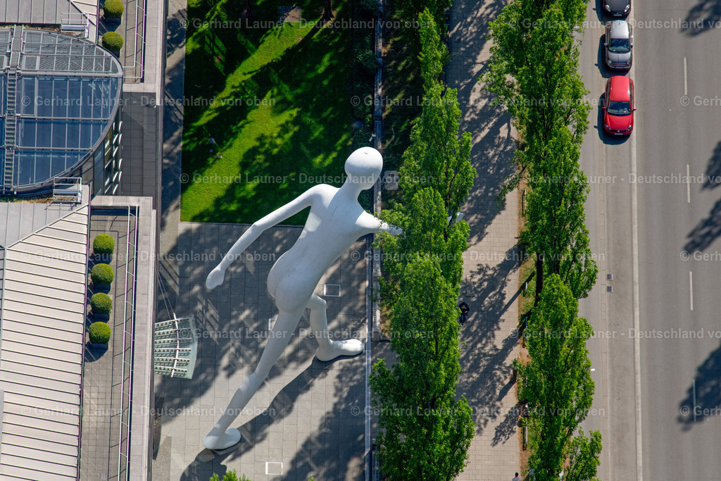 4024898 | Münchner Rück-Stiftung, Walking Man an der Leopold-Strasse, München