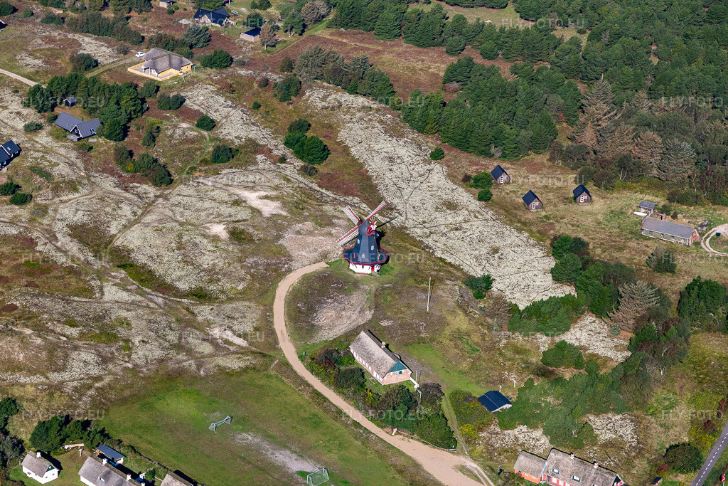 Vue aérienne: Moulin à vent de Sønderho/ Sønderho Mølle à Fanø dans le département Syddanmark, Danemark. Photo: IMG_118699.jpg prise le 21/09/2019 par Werner Riehm/FLY-FOTO.eu – Résolution de l'original: 5472 x 3648 px