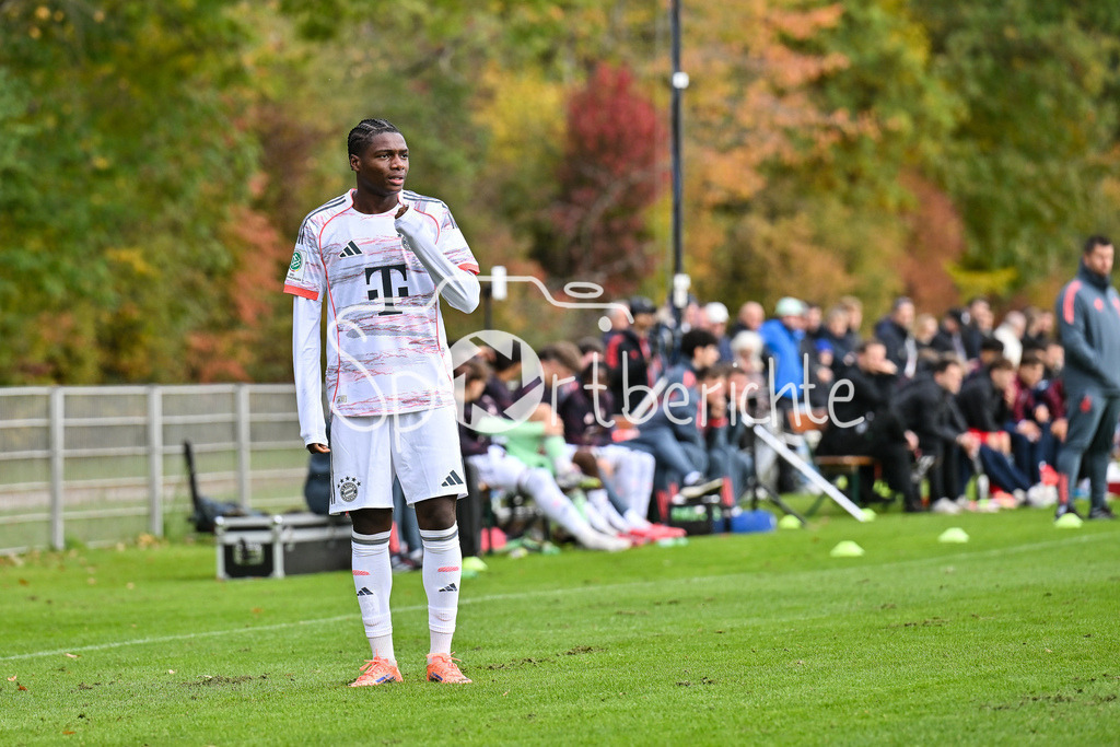 SpVgg Unterhaching U19 - FC Bayern München U19 | im Bild Uzorchukwu Frank EGWUATU (FC Bayern München 7) / Einzelfoto / Freisteller / U19 DFB Nachwuchsliga: SpVgg Unterhaching - FC Bayern München; Sportschule Oberhaching am 18.10.2025