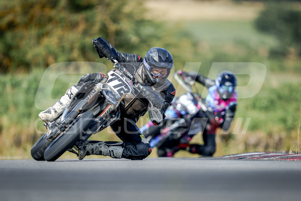 SuperMoto_Staatsmeisterschaft_Fuglau-402 | GRIPcapture steht für authentische Sportfotografie in Österreich – für Momente, die mehr sind als Geschwindigkeit oder Ergebnis. Es geht um Emotion, Spannung, Fokus und den Augenblick, der oft nur einen Wimpernschlag dauert.Ob Motorsport, Teamsport oder 