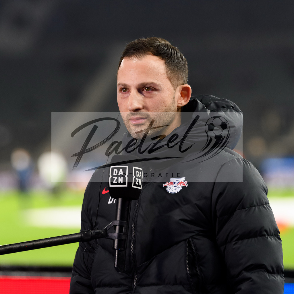 BSCRBL20220220_018 | Fussball, Herren: Trainer Domenico Tedesco (RB Leipzig) im Interview bei dem Spiel der 1. Bundesliga zwischen Hertha BSC und RB Leipzig im Olypiastadion am 20.02.2022 in Berlin, Deutschland.DFB / DFL REGULATIONS PROHIBIT ANY USE OF PHOTOGRAPHS AS IMAGE SEQUENCES AND/OR QUASI-VIDEO. - Realisiert mit Pictrs.com
