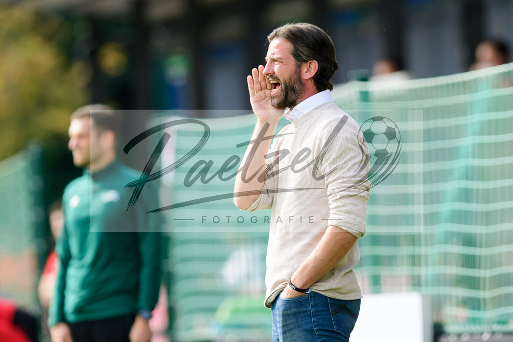 YLLEBR20210928_017 | Fussball, A-Junioren: Trainer Rik De Mil (Club Brugge KV) gestikuliert, Gestik beim Spiel der UEFA Youth League zwischen RB Leipzig und FC Bruegge im Stadion am Cottaweg am 28.09.2021 in Leipzig, Deutschland. - Realisiert mit Pictrs.com