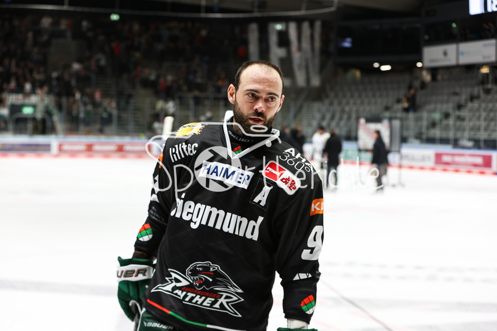 Augsburger Panther - Eisbären Berlin | Luke ESPOSITO (AEV #91) bedankt sich bei den Fans fuer die grossartige Unterstuetzung beim Heimspiel gegen Berlin / Applaus / Zuschauer / Anerkennung / Einzelfoto / Freisteller