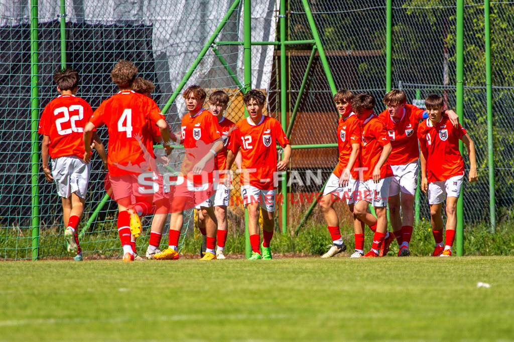 Fußball Halbfinale | Torjubel Elias Mitterbauer (U15 Österreich #22) Nico Berger (U15 Österreich #9) Timo Schissler (U15 Österreich #12) Lukas Posch (U15 Österreich #15) Luca Weinhandl (U15 Österreich #19) Amar Selimovic (U15 Österreich #4) Fußball Halbfinale, Irland U15 - Österreich U15 am 29.04.2024 in Arnoldstein (Sportplatz), Austria, (Photo by Ernst Krawagner sport-fan.at) - Realisiert mit Pictrs.com