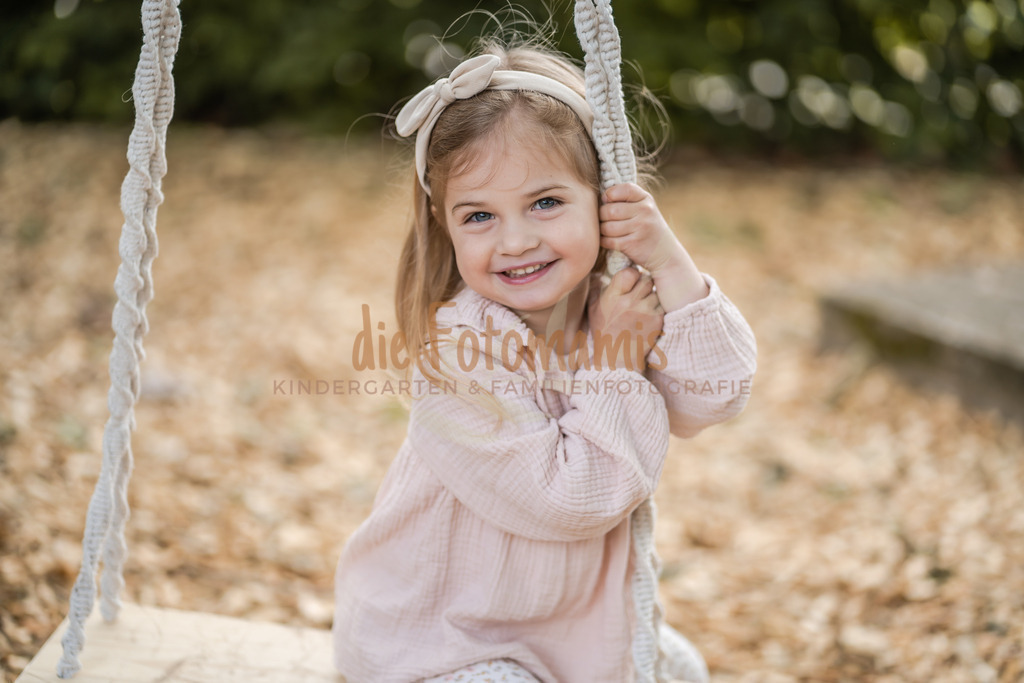 23 | Die Fotomamis – Eure Fotografen für Babybauch-, Neugeborenen-, Familien-, Kindergarten- und Hochzeitsfotografie. Mit Feingefühl, Leidenschaft & Liebe zum Detail.