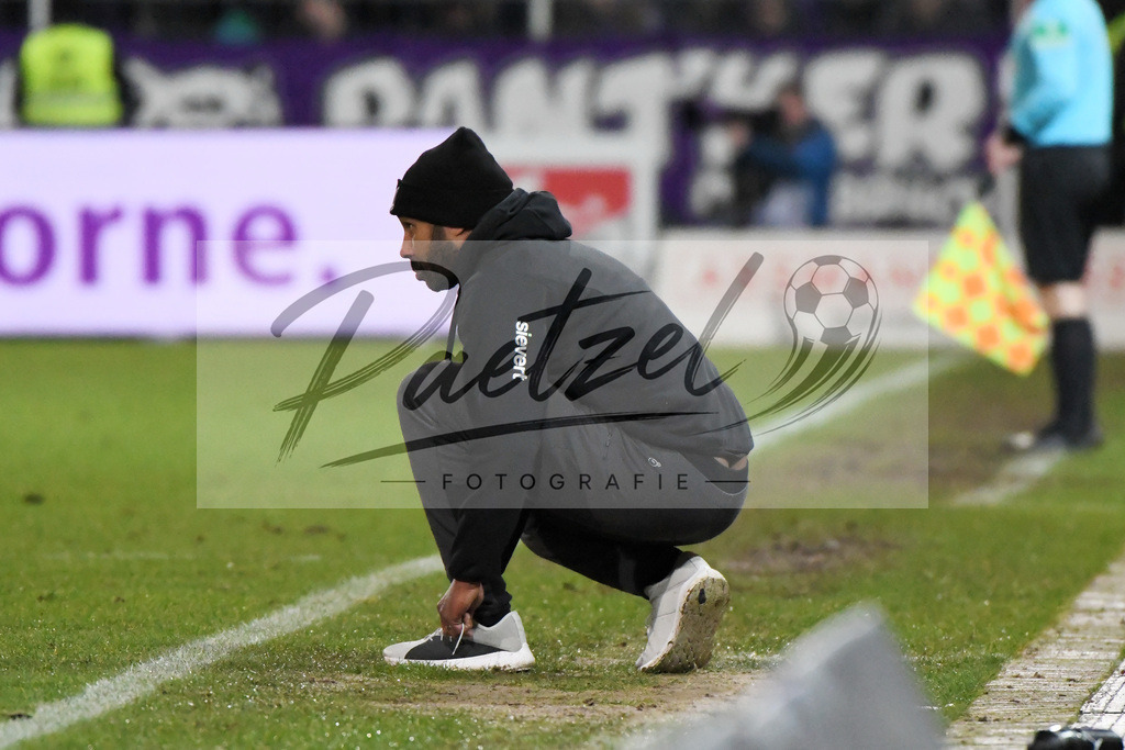 20200129_OSNSVS_0066JPG | Fußball, Herren: Trainer Daniel Thioune (VfL Osnabrück) schaut beim Spiel der 2. Bundesliga zwischen VfL Osnabrück vs. SV Sandhausen am 29.01.2020 im Stadion an der Bremer Brücke in Osnabrück, Deutschland.(Foto von Nico Paetzel) - Realisiert mit Pictrs.com