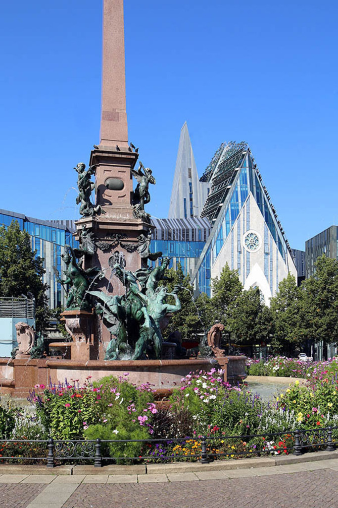 Paulinum - Aula und Universitätskirche St. Pauli - Mendebrunnen | Entdecke über 20 Kategorien Leipzig-Motive: Foto-Downloads, hochwertige Poster, Leinwand- & Fine-Art-Prints. Jetzt Lieblingsfoto im Bildlexikon Leipzig Shop bestellen!