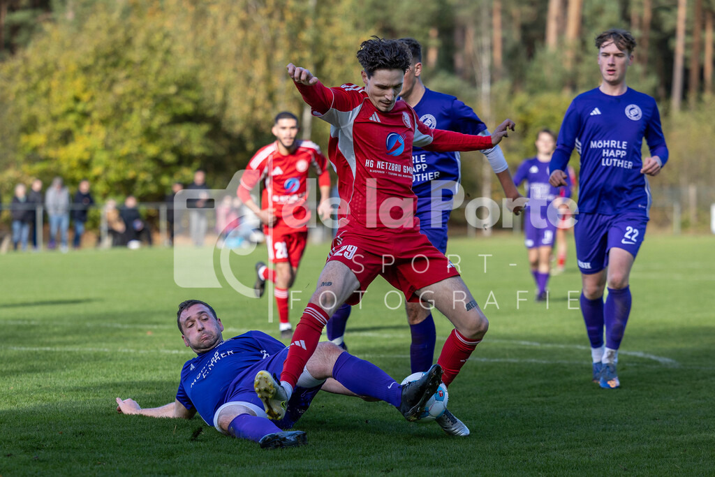 SV Holdenstedt II - Fischer_ Tobias grätscht erfolgreich gegen Brian Stenzel) vs Sperber Veerßen 191025 dlP | immodelaporte-sportfotos - Realisiert mit Pictrs.com