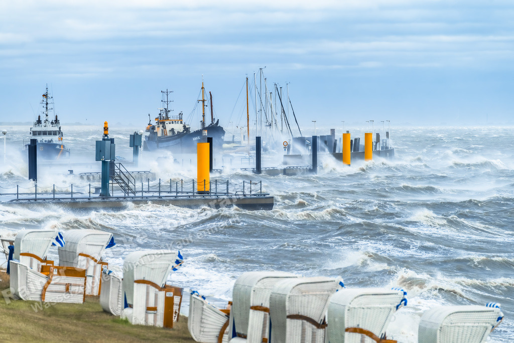 121 Wilhelmshaven Nassauhaven und umzu - 05-07-2023 -R Ganske.jpg | Sturmflut am Südstrand und Helgolandkai in Wilhelmshaven. Rainer Ganske Fotografie, www.RainerGanskeFotografie.de, www.RainerGanskeShop.de - Realisiert mit Pictrs.com