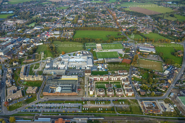 Kleve241014947 | Luftbild, Ortsansicht Kleve, unten Neubau Flora Quartier Apartmenthäuser, ehemaliges Areal der Margarine-Union, altes Gebäude Margarinewerke Van-Den-Bergh-Straße, Sportzentrum Unterstadt Fußballstadion, Unilever Deutschland Produktions Gmbh, unten Bahnhof Kleve, Kleve, Niederrhein, Nordrhein-Westfalen, Deutschland