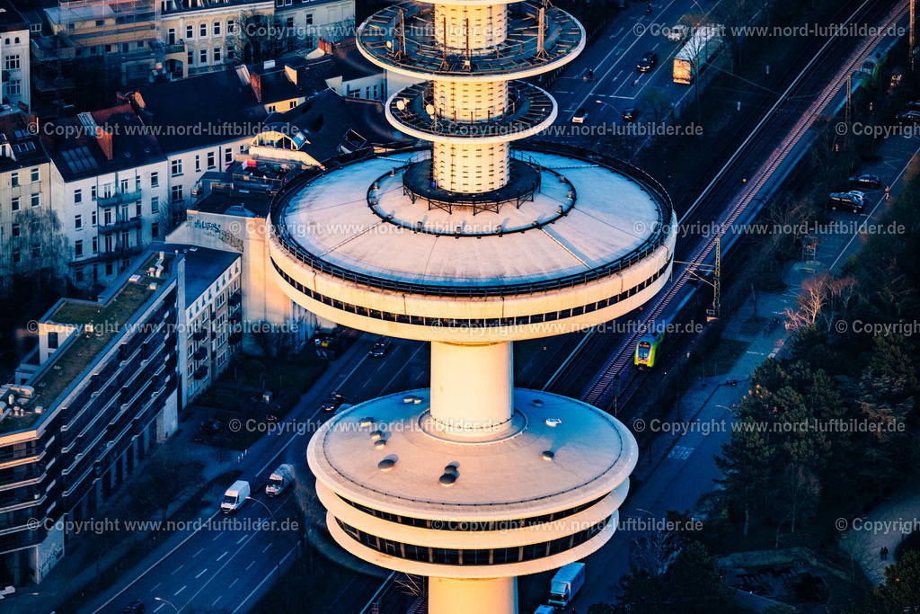 Hamburg_Heinrich_Herz_Turm_Fernsehturm_ELS_0392280325 | HAMBURG 28.03.2025 Fernmeldeturm- Bauwerk und Fernsehturm " Heinrich-Hertz-Turm " in Hamburg, Deutschland. Weiterführende Informationen bei: DFMG Deutsche Funkturm GmbH. // Television Tower " Heinrich-Hertz-Turm " in Hamburg, Germany. Further information at: DFMG Deutsche Funkturm GmbH. Foto: Martin Elsen