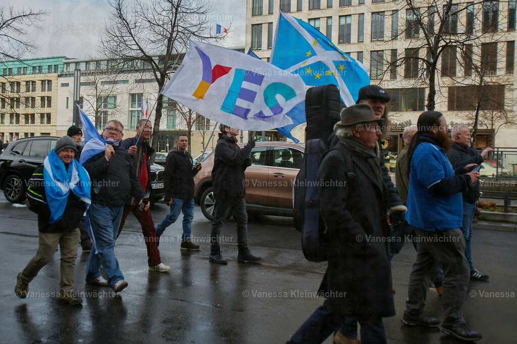 #IndyBerlin23 - Demonstration für schottische Unabhängigkeit | Rund 60 Personen ziehen am 11.03.2023 mit einer Demonstration vom Brandenburger Tor an der Britischen Botschaft vorbei zum Roten Rathaus, um die Unabhängigkeit Schottlands zu fordern.

On March 11, 2023, approx. 60 people rally in support of the Scottish independence, marching from Brandenburg Gate via the British Embassy to the Red Town Hall.  - Realisiert mit Pictrs.com