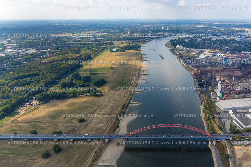 Duisburg220804509Rheinniedrigwasser | Luftbild, Niedrigwasser des Rheins mit der Brücke der Solidarität und dem Naturschutzgebiet  Rheinauen,  Duisburg, Ruhrgebiet, Nordrhein-Westfalen, Deutschland 