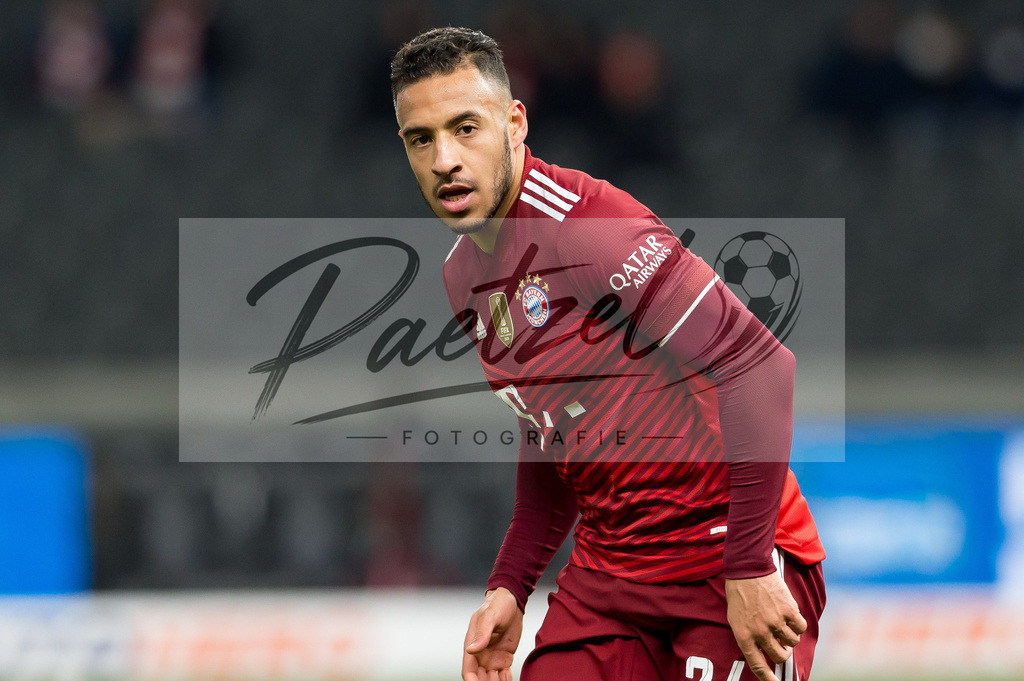BSCFCB20220123_338 | Fussball, Herren: Corentin Tolisso (FC Bayern Muenchen) schaut bei dem Spiel der 1. Bundesliga zwischen Hertha BSC und FC Bayern Muenchen im Olypiastadion am 23.01.2022 in Berlin, Deutschland.DFB / DFL REGULATIONS PROHIBIT ANY USE OF PHOTOGRAPHS AS IMAGE SEQUENCES AND/OR QUASI-VIDEO. - Realisiert mit Pictrs.com