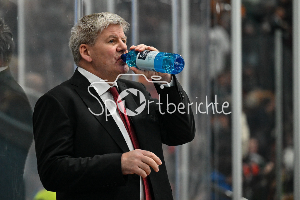 Löwen Frankfurt - Augsburger Panther | FRANKFURT, GERMANY - 19. DECEMBER: im Bild Bill PETERS Trainer Augsburger Panther / Einzelfoto / Freisteller während dem Match zwischen den Löwen Frankfurt und den Augsburger Panthern am 29. Spieltag der Penny DEL in der Eissporthalle Frankfurt