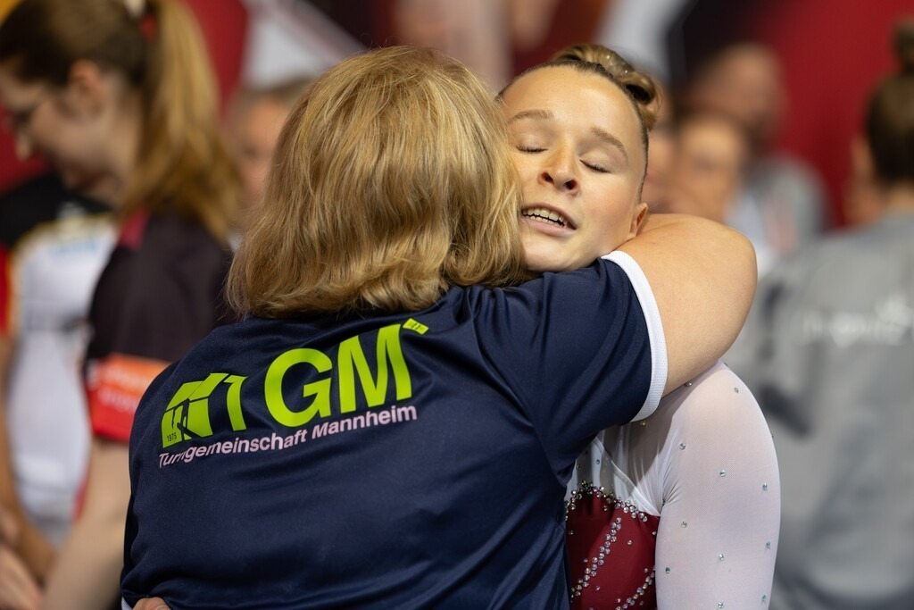 DM Finals 2026; Deutsche Meisterschaft im Gerätturnen 2026, Mehrkampf Frauen | DM Finals 2026; Deutsche Meisterschaft im Gerätturnen 2026, Mehrkampf Frauen***Silja Stöhr und ihre Trainerin Karina Kirakkosyan freun sich nach der tollen Übung am Boden - Realisiert mit Pictrs.com