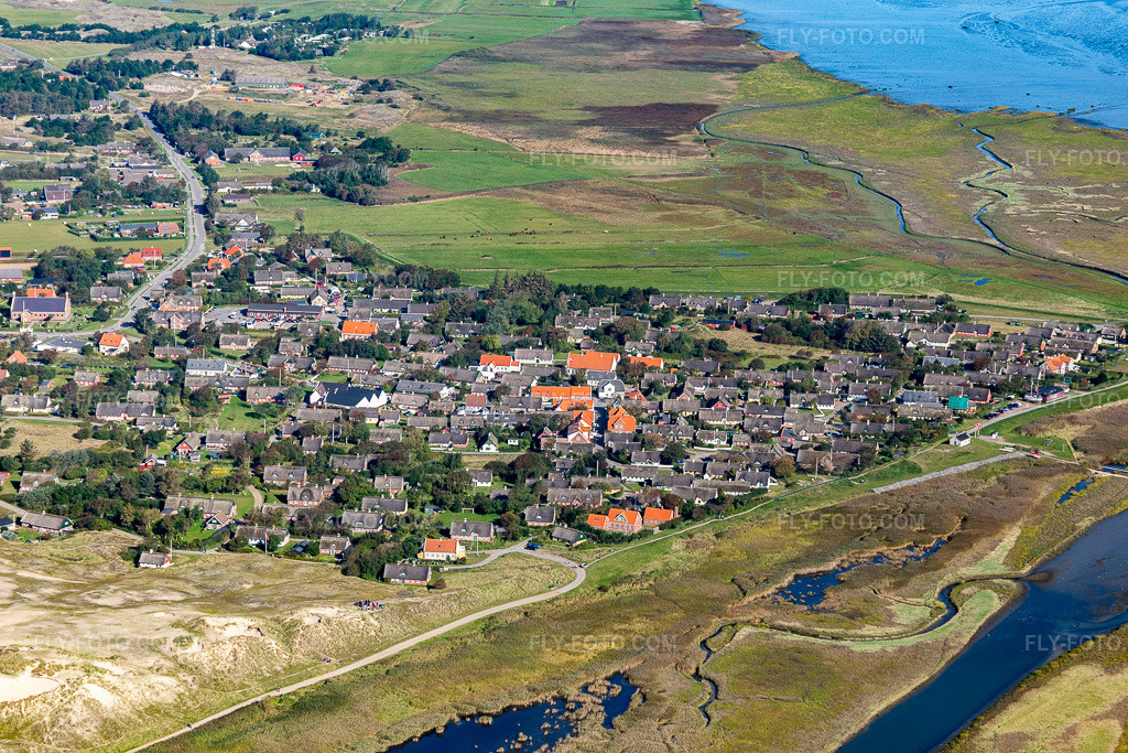 Aerial view: Village center on the coastal area of the North Sea Wadden Sea in the district of Sönderho in the south of the island of Fanö in Fanø in the state South Denmark, Denmark.Photo: IMG_118685.jpg taken on 09/21/2019 by Werner Riehm/FLY-FOTO.comResolution of the original: 5472 x 3648 px