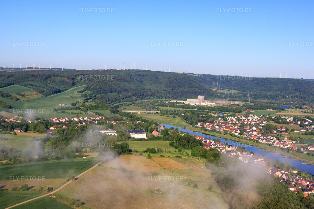 Luftbild: Ortsansicht an der Weser von Osten im Hintergrund das KKW Würgassen im Ortsteil Würgassen in Beverungen im Bundesland Nordrhein-Westfalen in Deutschland. Foto: IMG_65612.jpg vom 25.05.2014 durch Werner Riehm/FLY-FOTO.deAuflösung des Originals: 4752 x 3168 px
