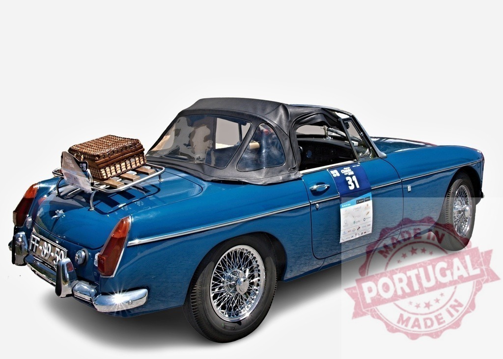 Classic blue MG B roadster parked, carrying picnic basket on roof rack | Vintage MG B roadster parked, with picnic basket on roof rack, ready for a stylish countryside getaway - Realisiert mit Pictrs.com