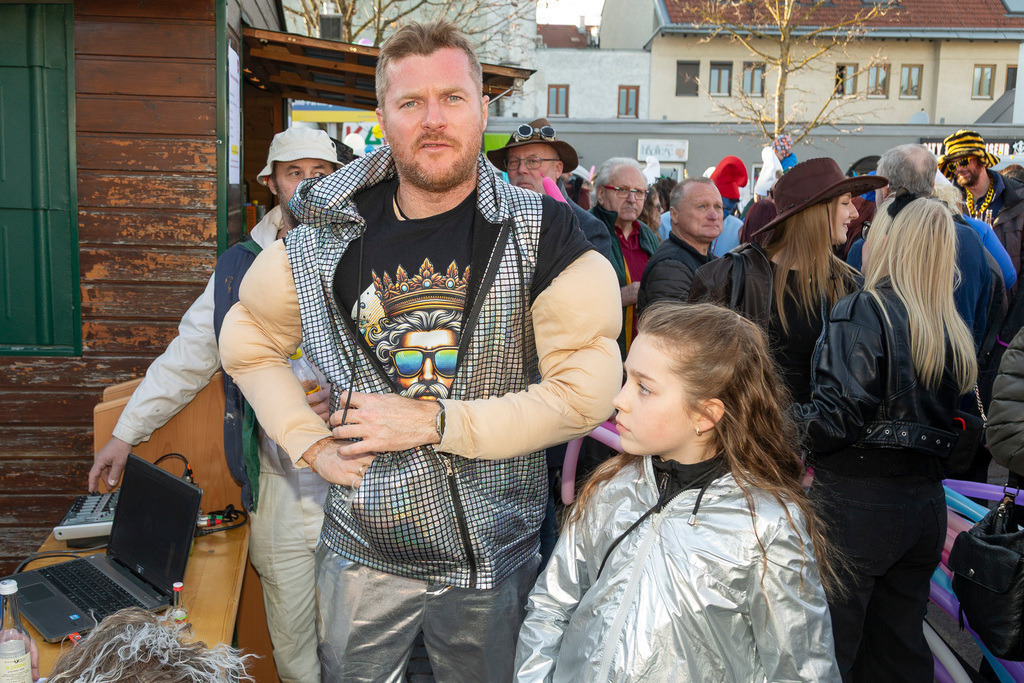 Umzug2025-235_9971 | Fotostrecke: FASCHINGSUMZUG 2025 in Loosdorf. 22 Masken(gruppen)-Teilnehmer: Loosdorfer Vereine, Wirtschaftstreibende, Gemeindeabordnungen sowie Kreditinstitute. rund 700 Besucher entlang der Hauptstrasse. Veranstaltungs-Sicherung durch Mannschaft der FF-Loosdorf mit schwerem Gerät. Maskenprämierung am EKZ-Platz durch Bgm. Thomas Vasku in den Kategorien: Bester Festwagen (Fa. gkonzept-Groissenberger; Beste Personengruppe-ASK-Loosdorf; Beste Einzelperson; Weiteste Anreise-FF Schollach;