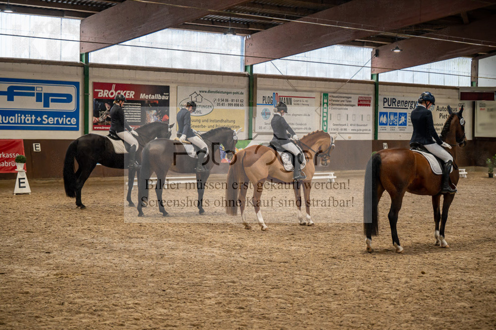 Hallenreittunier Voxtrup 2023 | Entdecke hochwertige Reitturnierfotos von Foto Oger. Professionell, emotional und authentisch – jetzt Lieblingsmomente im Shop bestellen. - Realisiert mit Pictrs.com