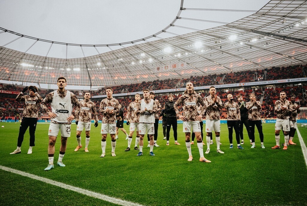 FCP04150 | Der offizielle Shop für FC St. Pauli Fotos. Wähle aus Spielszenen & Fanmomenten dein FCSP Wunschformat. Wir liefern Millerntor-Atmosphäre.
