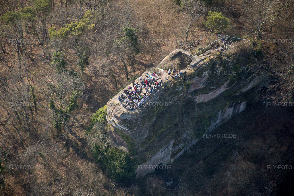 Luftbild: Wandergruppe auf der Ruine der ehemaligen Burg Neukastel in Leinsweiler im Bundesland Rheinland-Pfalz in Deutschland. Foto: IMG_086465.jpg vom 18.03.2016 durch Werner Riehm/FLY-FOTO.de