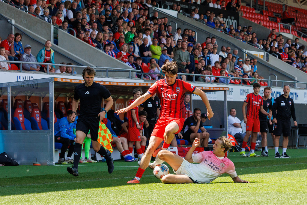 20260503-U19_FCH-LEV_140 | 1.FC Heidenheim 1846 vs. Bayer 04 Leverkusen, Fußball, U19, A-Junioren, NWL, U19-DFB-Nachwuchsliga, 2025/2026, Achtelfinale, 03.05.2026 in Heidenheim, Voith Arena(Foto: Michael Bulling) - Realisiert mit Pictrs.com