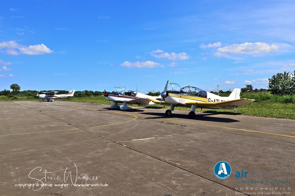 Jodel DR1050M - Flugplatz Husum - Der Jodel DR1050M Excellence ist ein französischer Leichtflugzeugtyp | Der Jodel DR1050M Excellence ist ein französischer Leichtflugzeugtyp, der 1958 von Jean Délémontez in Zusammenarbeit mit Pierre Robin entwickelt wurde. Er basiert auf dem Jodel D.10-Projekt und stellt eine Weiterentwicklung des DR.100 dar. Das Flugzeug wurde ursprünglich als dreisitziger Tiefdecker mit starrem Spornradfahrwerk und einem 100-PS-Continental-O-200-Motor konzipiert.
