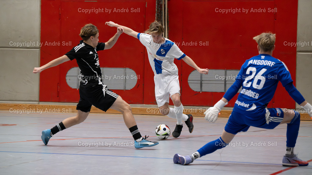 20250118_6843 | 21. A-Jugend-Turnier des VfR Neumünster um den KulturLokschuppen-Pokal 2025, VF 1 - Niendorfer TSV (weiss) vs. TSV Pansdorf (schwarz), Leopold Brünnler (Niendorf #26) / Tyler Stadler (Pansdorf #14) &amp; Thure Schröder (Pansdorf #26) - Realisiert mit Pictrs.com