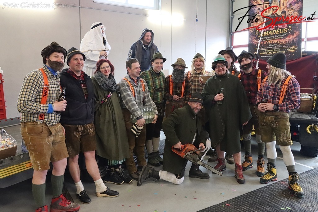 fasching2026-mariazell (3) | Mit meiner Kamera halte ich besondere Augenblicke, faszinierende Landschaften und interessante Details fest. Dabei entstehen ganz unterschiedliche Aufnahmen – von stimmungsvollen Landschaftsfotografien und beeindruckenden Drohnenaufnahmen über Pressefotos - Realisiert mit Pictrs.com