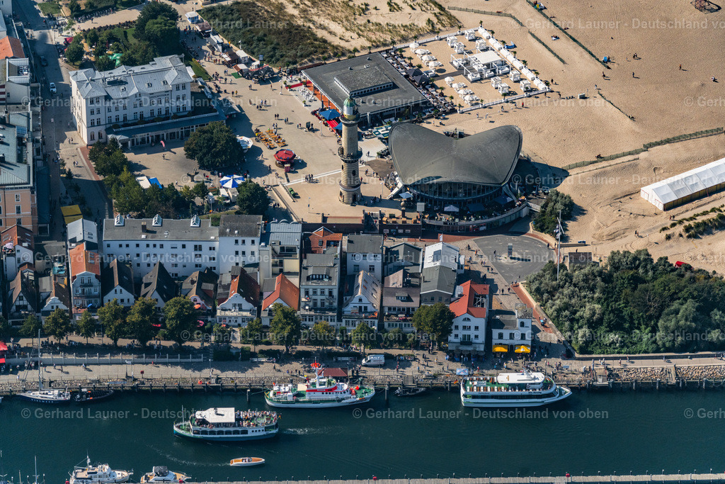 4061960 | Warnemünde Sitzbänke der Freiluft- Gaststätten Gebäude - Ensemble Leuchtturm - Teepott am Sandstrand im Ortsteil Warnemünde in Rostock im Bundesland Mecklenburg-Vorpommern, Deutschland. Weiterführende Informationen bei: Teepott-Restaurant,  w.Holz GmbH Gastronomie & Catering-Team. // Tables and benches of open-air restaurants building - Ensemble Leuchtturm - Teepott in the district Warnemuende in Rostock in the state Mecklenburg - Western Pomerania, Germany. Further information at: Teepott-Restaurant,  w.Holz GmbH Gastronomie & Catering-Team. Foto: Gerhard Launer