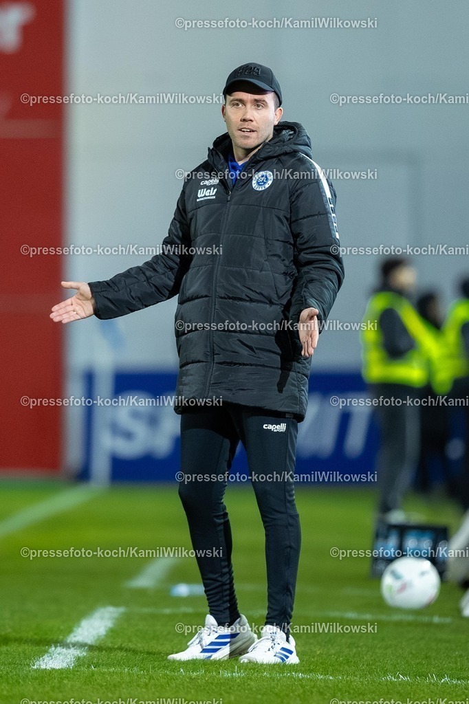 xKWI31102501152 | 31.10.2025, xkwix, Fußball, Regionalliga West, VfL Sportfreunde Lotte - FC Gütersloh, Stadion am Lotter Kreuz: abian Lübbers (VfL Sportfreunde Lotte Cheftrainer) 