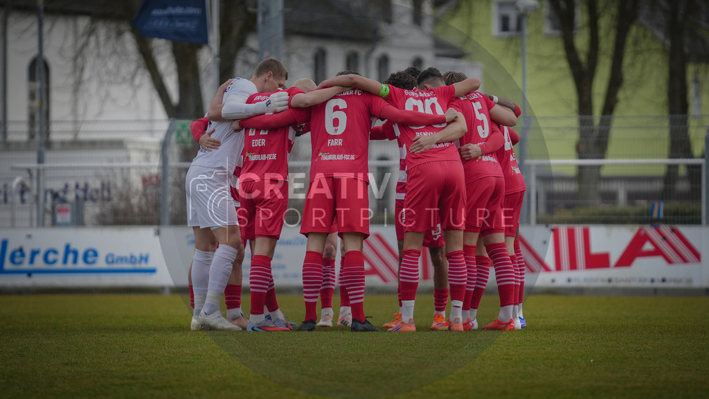 Fußball, Herren, Saison 2025/2026, Regionalliga Nordost, 26. Spieltag, FSV 63 Luckenwalde vs. Greifswalder FC, Samstag 14.03.2026, Werner-Seelenbinder-Stadion Luckenwalde, | Fußball, Herren, Saison 2025/2026, Regionalliga Nordost, 26. Spieltag, FSV 63 Luckenwalde vs. Greifswalder FC, Samstag 14.03.2026, Werner-Seelenbinder-Stadion Luckenwalde, Im Bild: der Mannschaftskreis des Greifswalder FC. - Realisiert mit Pictrs.com