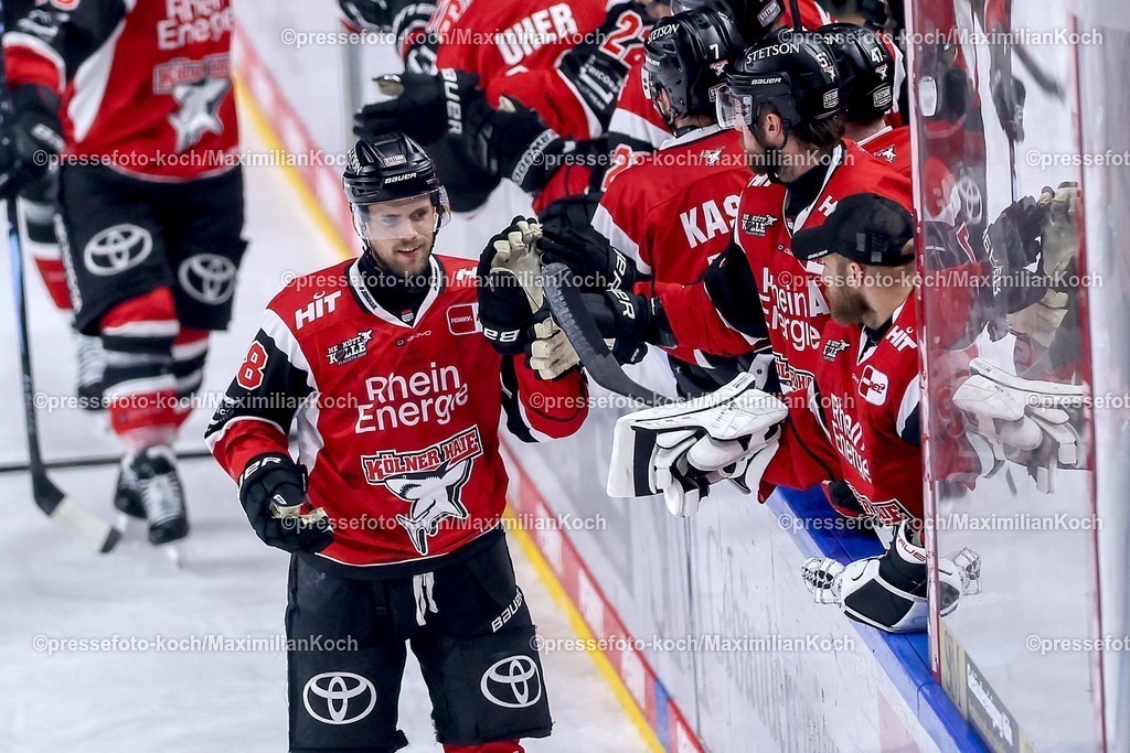 KEC15042601141 | 15.04.2026, Eishockey, DEL Halbfinale Play-Offs, Kölner Haie - Eisbären Berlin, Spiel 4, Lanxess-Arena Köln: Torjubel nach dem Tor zum 3:2 durch Torschütze Dominik Bokk (Kölner Haie #78) 